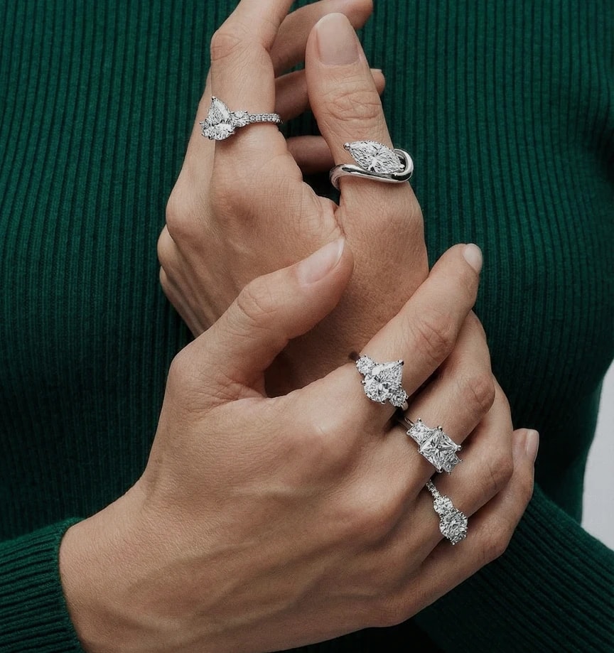 Anillos de diamantes en la mano