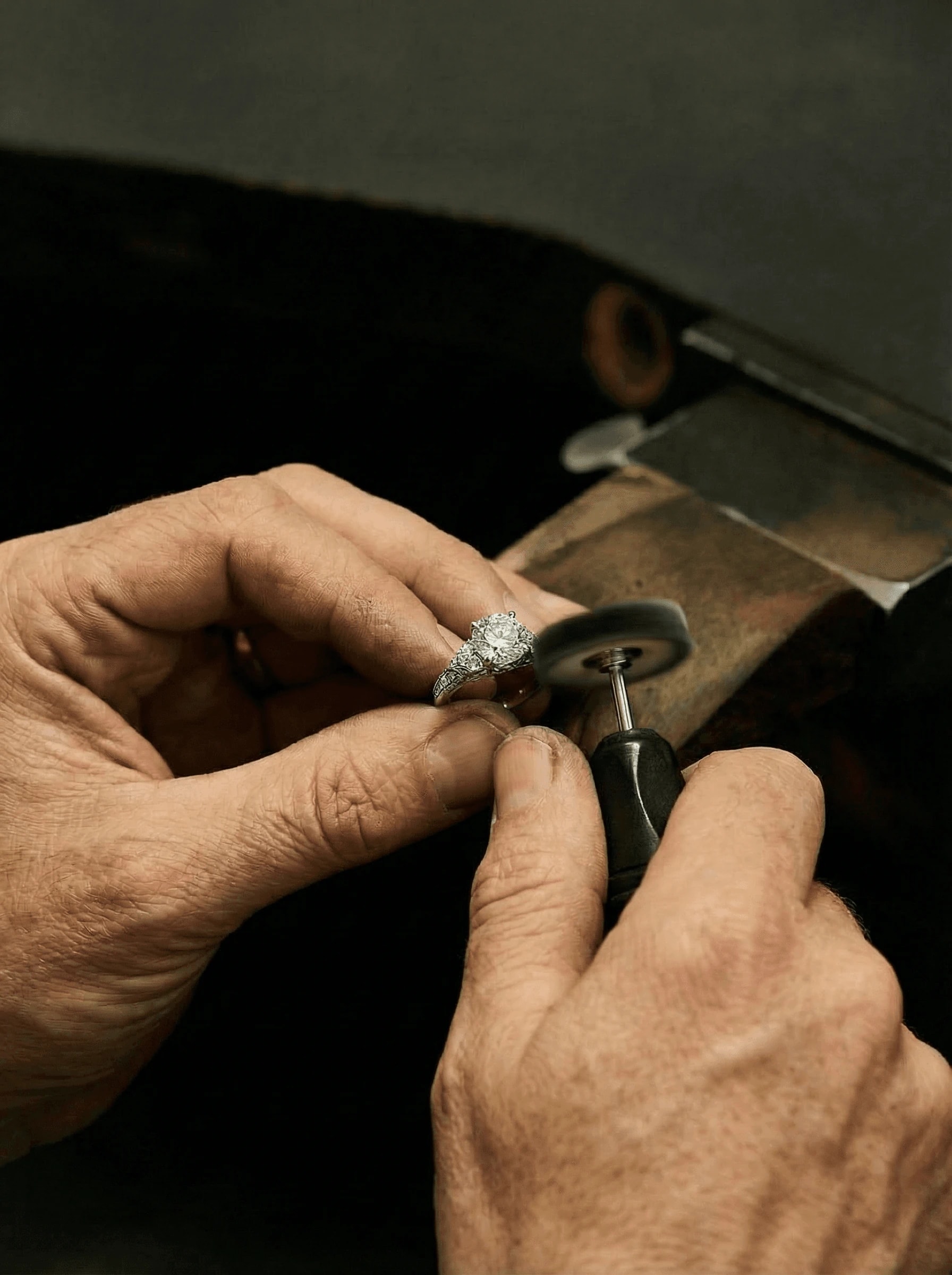 Detalle del anillo de diamantes