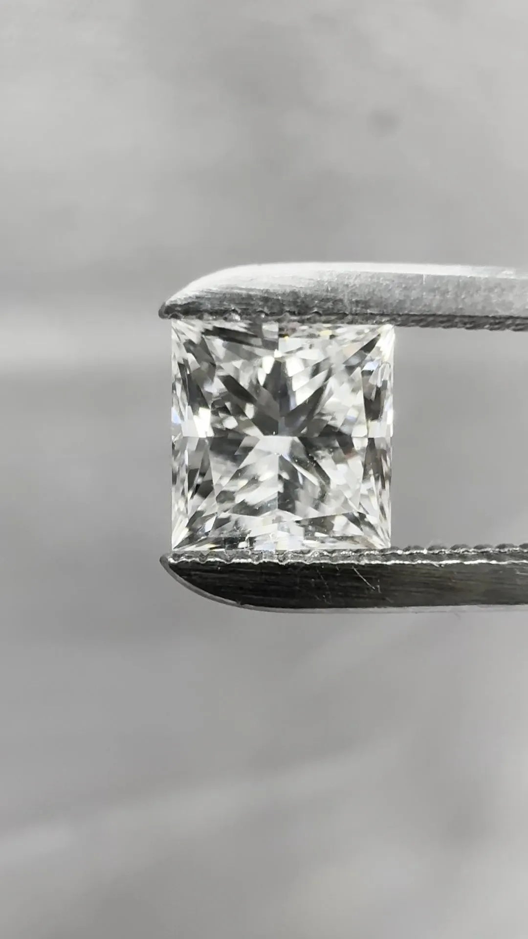 0.62ct Princess Natural Diamond (Colour H, Clarity VS2, GIA Certified)