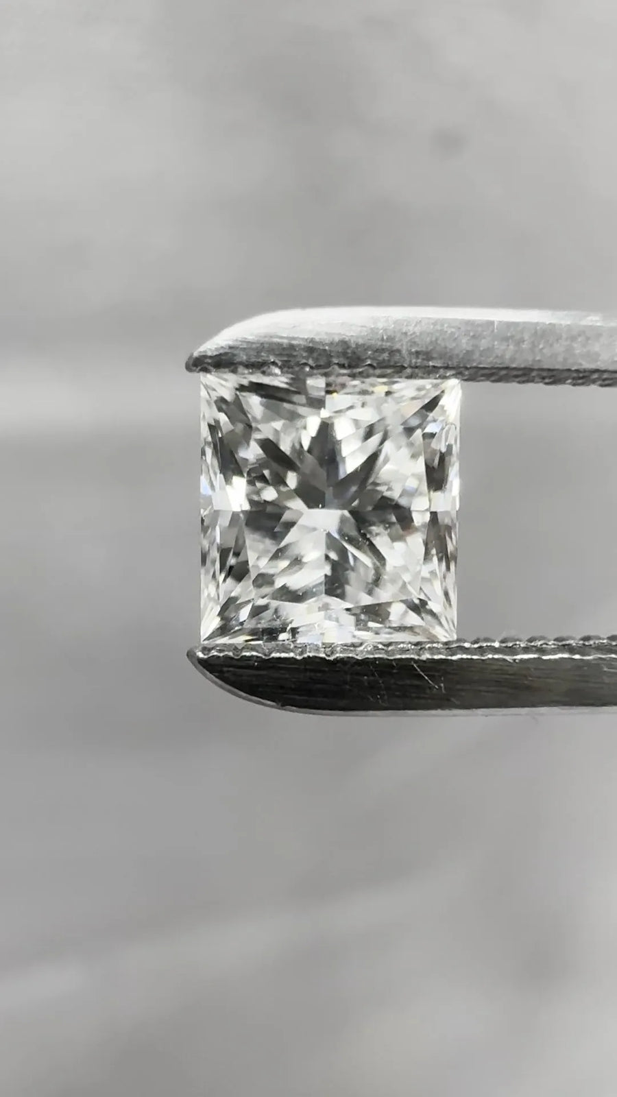 0.62ct Princess Natural Diamond (Colour H, Clarity VS2, GIA Certified)