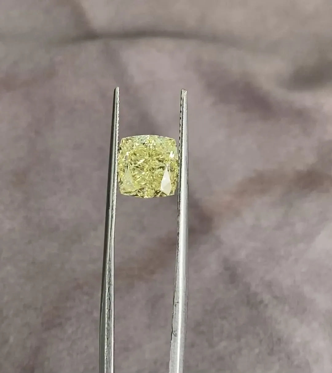 2.81ct Cushion brilliant Natural Diamond (Colour Fancy Yellow, Clarity VS1, GIA Certified)