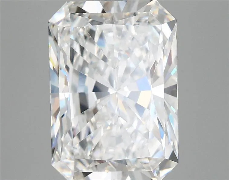 3.93ct Radiant Lab Grown Diamond (Colour E, Clarity VVS1, IGI Certified)